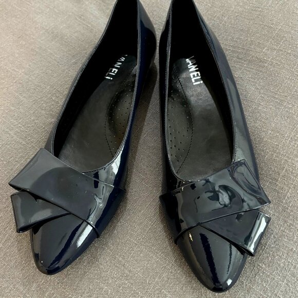Vaneli NWOT Navy Patent Leather Bow Flats - Size 8 M - Picture 1 of 4